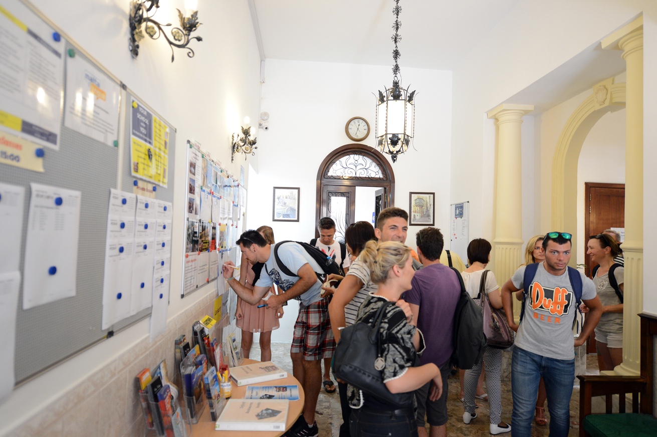 Étudiants dans le hall de l'école