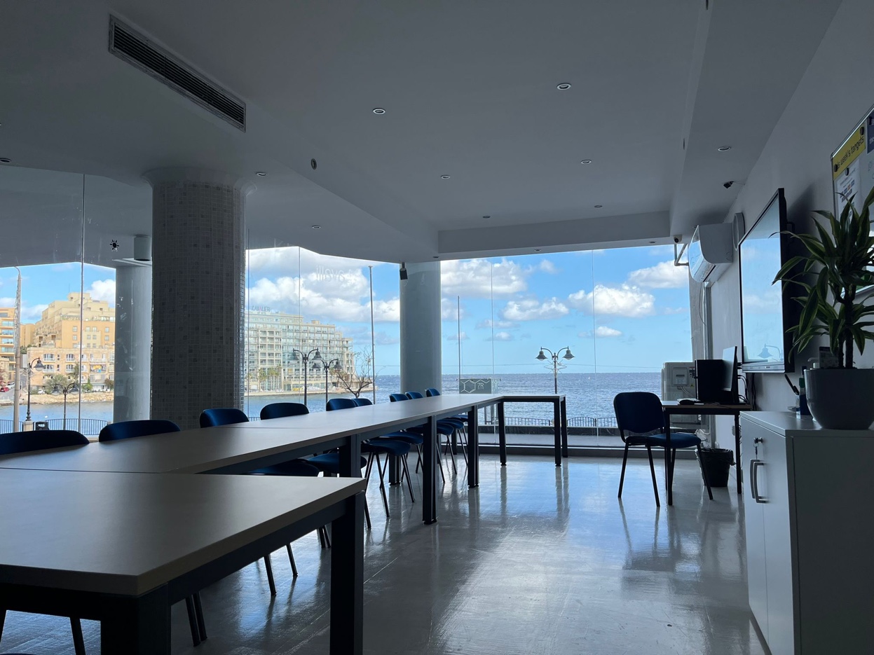 Salle de classe avec vue sur la mer