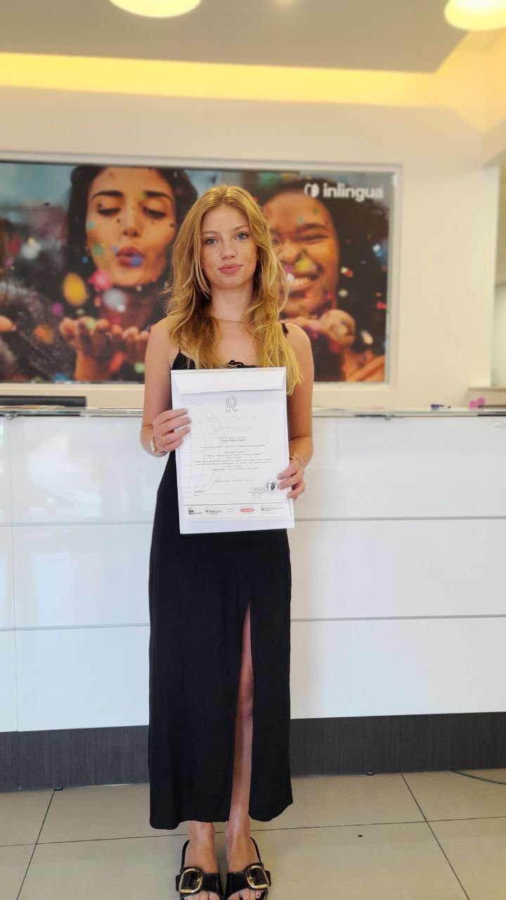 Étudiante avec son certificat