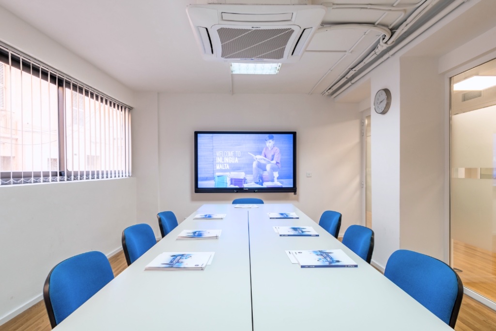 Salle de classe avec écran interactif