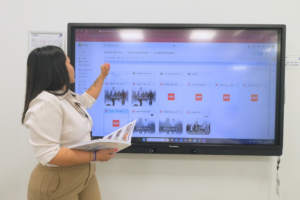 Professeur et écran interactif