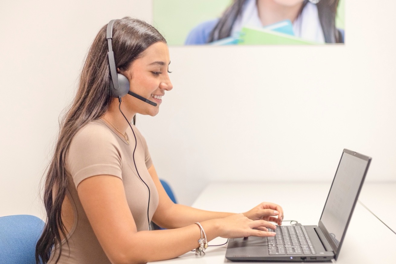 Étudiante avec casque et ordinateur