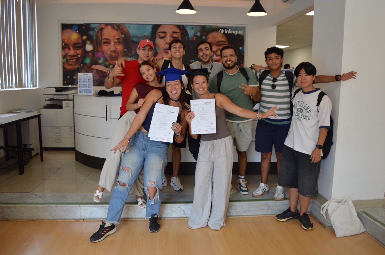 Groupe d'étudiants avec certificats