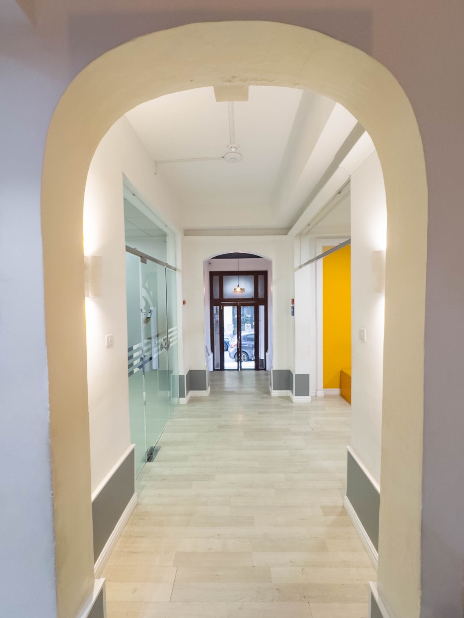 Couloir et entrée de l'école